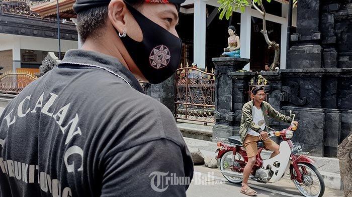 Pecalang melakukan sidak prokes di Desa Adat Kesiman, Denpasar, Bali Selasa 9 Februari 2021. Pemerintah Provinsi Bali melanjutkan Pemberlakuan Pembatasan Kegiatan Masyarakat (PPKM) berskala mikro yang ditentukan berdasarkan peta zonasi Covid-19 tingkat desa/kelurahan.