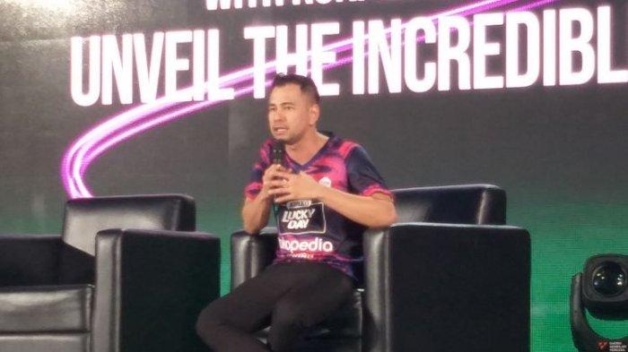 Presenter Raffi Ahmad dalam acara peluncuran jersey baru RANS Nusantara FC di kawasan Sudirman, Jakarta Pusat, Jumat 24 Juni 2022 malam.