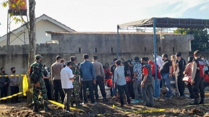 Sebelumnya, Dokter Alit bersama tim forensik telah bertemu Keluarga Brigadir J sehari sebelum pemeriksaan.
Dalam kesempatan tersebut, mereka akan melakukan diskusi dan juga penyamaan persepsi.
Keluarga juga ditemani oleh pengacaranya, untuk terlibat dalam diskusi tersebut.