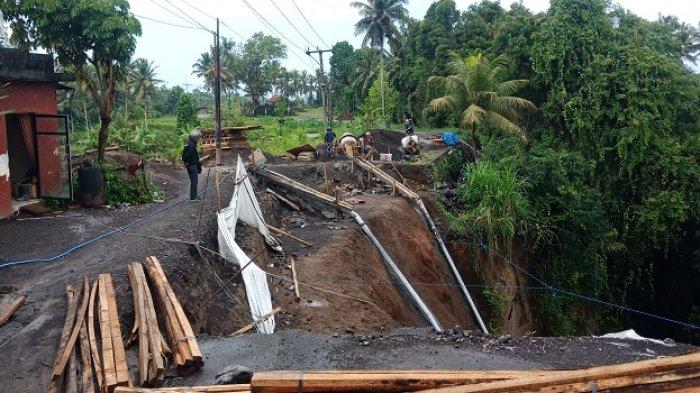 Pemerintah Kabupaten Bangli melalui Dinas PUPR Perkim Bangli, menambah anggaran ratusan juta untuk proyek molor.
Selain anggarannya ditambah, pihak dinas juga memberi tambahan waktu pengerjaan, hingga tanggal 10 Desember.
Proyek tersebut merupakan pembangunan Dinding Penahan Tanah (DPT) di jalur Guliang Kangin - Desa Tamanbali.
