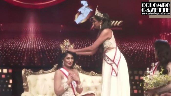 Momen saat Pushpika De Silva dipanggil sebagai pemenang Ratu Sri Lanka 2021 oleh Caroline Jurie, pemenang Mrs World 2019.