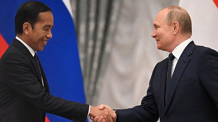 Breaking News!
Presiden Rusia, Vladimir Putin, dipastikan tidak menghadiri secara langsung pertemuan KTT G20 di Bali pada pekan depan.
Hal itu disampaikan Menko Marves, Luhut Binsar Pandjaitan, usai menghadiri peluncuran e-VOA di Nusa Dua, Kamis 10 November 2022.