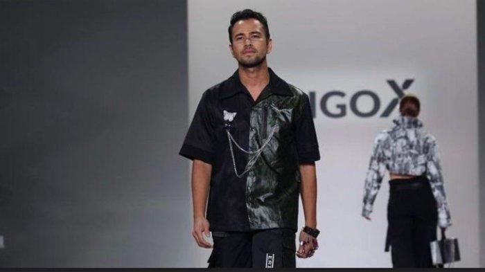 Raffi Ahmad terlihat melenggang bak model di catwalk New York Fashion 12 September 2022. Raffi Ahmad mengalami drop saat sampai di New York hingga kena omel Merry.