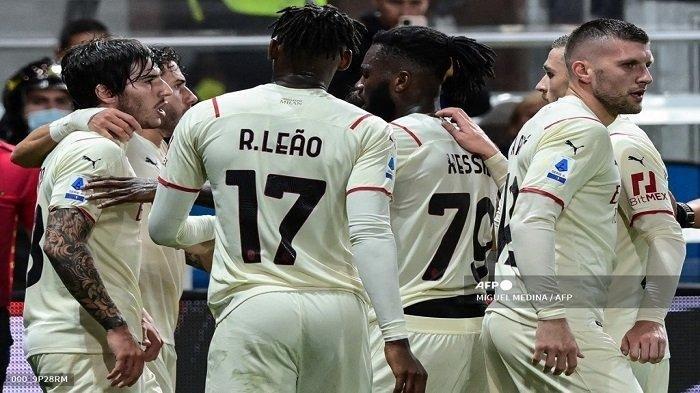 Rekan setim mengucapkan selamat kepada gelandang AC Milan Italia Sandro Tonali (kiri) setelah mencetak gol kedua tim selama pertandingan sepak bola Serie A Italia Atalanta Bergamo melawan AC Milan di Stadion Gewiss (Stadio di Bergamo) di kota utara Bergamo pada 3 Oktober 2021. MIGUEL MEDINA / AFP