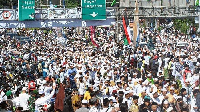 Ribuan jamaah menyambut kedatangan Imam Besar FPI Rizieq Shihab di jalur Puncak, Simpang Gadog, Ciawi, Kabupaten Bogor, Jawa Barat, Jumat (13/11/2020). Kedatangan Rizieq ke Pondok Pesantren (Ponpes) Alam Agrokultural Markaz Syariah DPP FPI, Megamendung, Kabupaten Bogor untuk melaksanakan salat Jumat berjamaah sekaligus peletakan batu pertama pembangunan masjid di Ponpes tersebut.