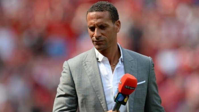 Mantan bek Manchester United, Rio Ferdinand, beraksi sebagai pundit dalam pertandingan Premier League antara United melawan Tottenham Hotspur di Old Trafford, Manchester, Inggris, 8 Agustus 2015.