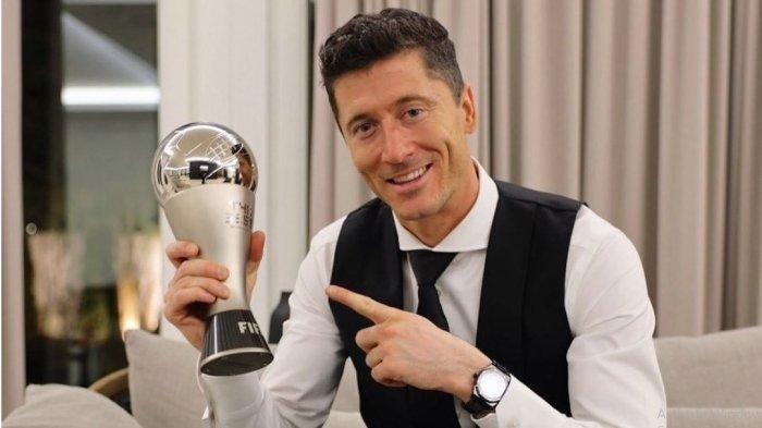 Barcelona menebus Lewandowski dengan biaya yang cukup tinggi, yakni sebesar 50 juta euro atau setara dengan Rp762 miliar.