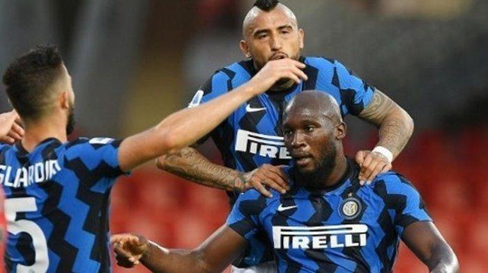 Romelu Lukaku, Arturo Vidal, dan Roberto Gagliardini merayakan gol dalam laga Benevento vs Inter Milan pada partai tunda pekan pertama Liga Italia 2020-2021 yang digelar di Stadion Ciro Vigorito, Rabu, 30 September 2020.