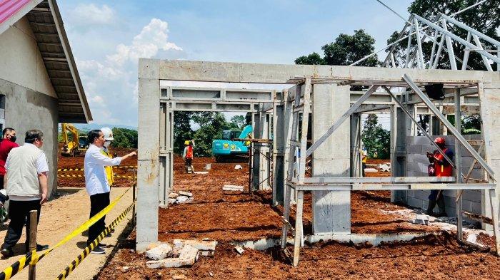 Presiden Joko Widodo meninjau langsung, progres pembangunan rumah tahan gempa bumi di Desa Sirnagalih, Kecamatan Cilaku, Kabupaten Cianjur, pada Senin, 5 Desember 2022.