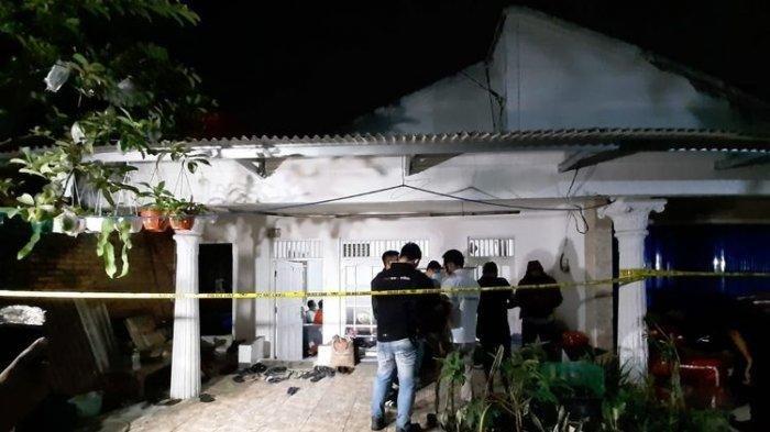 Rumah terduga teroris yang menyerang di Mabes Polri di Gang Taqwa, bilangan Ciracas, Jakarta Timur itu telah dipasangi garis polisi, Rabu (31/3/2021) malam.