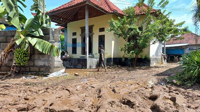 Rumah warga di Dusun Karangsari, Desa Suana, Nusa Penida, Kabupaten Klungkung, Bali, masih tertutup lumpur pasca banjir bandang, Senin 13 Desember 2021 dini hari.