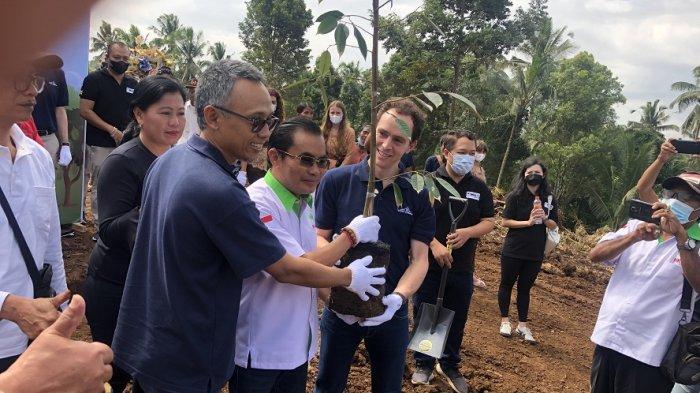 Penanaman 1.000 pohon durian di Desa Angkah Selemadeg Barat, Tabanan, Minggu 10 Juli 2022. (TB/Ardhiangga Ismayana).