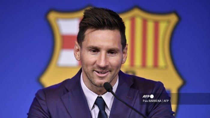 Pemain depan Barcelona dari Argentina Lionel Messi mengadakan konferensi pers di stadion Camp Nou di Barcelona pada 8 Agustus 2021. Pemenang Ballon d'Or enam kali Messi diharapkan untuk menandatangani kontrak lima tahun baru dengan Barcelona pada 5 Agustus tetapi sebaliknya , setelah 788 pertandingan, klub mengumumkan dia pergi pada usia 34 tahun. Pau BARRENA / AFP