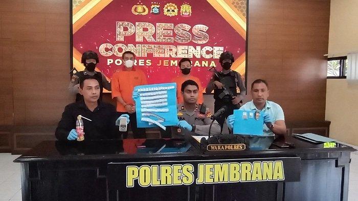 Satresnarkoba Polres Jembrana saat gelar perkara pengungkapan dua tersangka kasus narkoba di Aula Mapolres Jembrana, Kamis 30 Juni 2022.