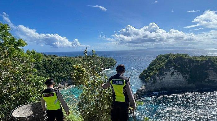alam sepekan belakangan, telah terjadi dua kejadian wisatawan terseret arus laut di Pantai Diamond, Desa Pejukutan, Kecamatan Nusa Penida, Klungkung.
Hal ini pun menjadi sorotan anggota dewan, karena jika kian marak kecelakaan yang dialami wisatawan akan berdampak negatif pada citra pariwisata Nusa Penida.