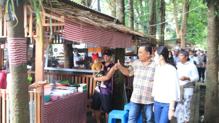 Angkringan Pergung Bahagia yang lokasinya di Lapangan Widya Mandala Desa Pergung, Kecamatan Mendoyo, akhirnya dibuka, Rabu 1 September 2022 malam.