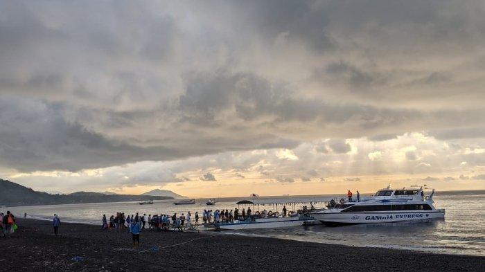Para pengusaha fast boat, yang melayani penyeberangan dari Kusamba menuju Nusa Penida dan sebaliknya, telah menyepakati penyesuaian tarif tiket pasca kenaikan BBM.
Namun menurut Bupati Klungkung, I Nyoman Suwirta, kenaikan tarif untuk wisatawan asing masih terlampau tinggi.
Bupati Klungkung, I Nyoman Suwirta, ketika dikonfirmasi, mengakui telah menerima informasi tentang kesepakatan para pengelola fast boat tentang penyesuaian tarif ini.
Namun menurutnya kenaikan tarif untuk wisatawan asing masih terlalu tinggi.