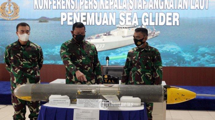 Kepala Staf TNI Angkatan Laut Laksamana TNI Yudo Margono (tengah) bersama jajaran saat menunjukkan sea glider usai memberikan keterangan pers perihal penemuan Sea Glider di Pushidros TNI AL, Jakarta Pusat, Senin (4/2/2021). (Tribunnews/JEPRIMA)