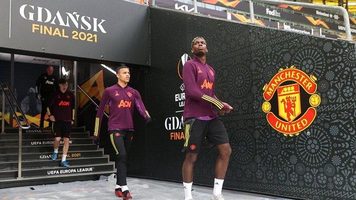 Paul Pogba dan Mason Greenwood memasuki Stadion Miejski, Polandia.