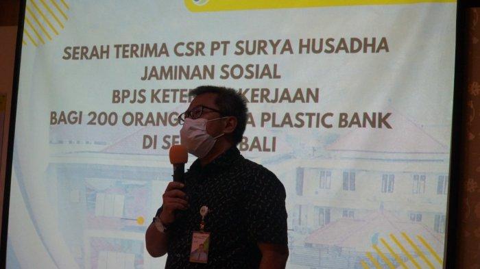 Sekitar 200 tenaga kerja plastik bank, yang masuk kategori Pekerja Bukan Penerima Upah (PBU).
Selama tiga bulan mendapat perlindungan, dalam program jaminan kecelakaan kerja (JKK) dan Jaminan Kematian (JKM) BPJS Ketenagakerjaan, atau BPJamsostek.