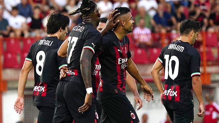Selebrasi Junior Messias usai cetak gol di laga Vicenza vs Milan di laga persahabatan di Stadion Romeo Menti yang berakhir dengan skor 1-6, Minggu 7 Agustus 2022. Tampak Junior Messias, Sandro Tonali dan Rafael Leao melakukan selebrasi bersama-sama.