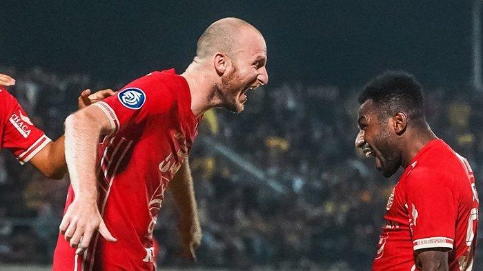 Selebrasi Michael Krmencik dan Ricky Cawor setelah mencetak gol kemenangan Persija Jakarta ke gawang Barito Putera di pekan kesembilan Liga 1 2022/2023 di Stadion Demang Lehman, Banjarmasin. Berkat kemenangan skuat Thomas Doll ini, Persija Jakarta sukses mengakhiri kutukan 8 tahun tak pernah menang di Stadion ini.