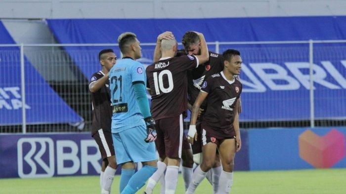 Selebrasi pemain PSM Makassar setelah Anco Jansen mencetak gol ke gawang Madura United pada pertandingan pekan ke-18 BRI Liga 1 2021 di Stadion Kompyang Sujana, Bali, Sabtu (8/1/2022). Tribunnews/Muhammad Nursina