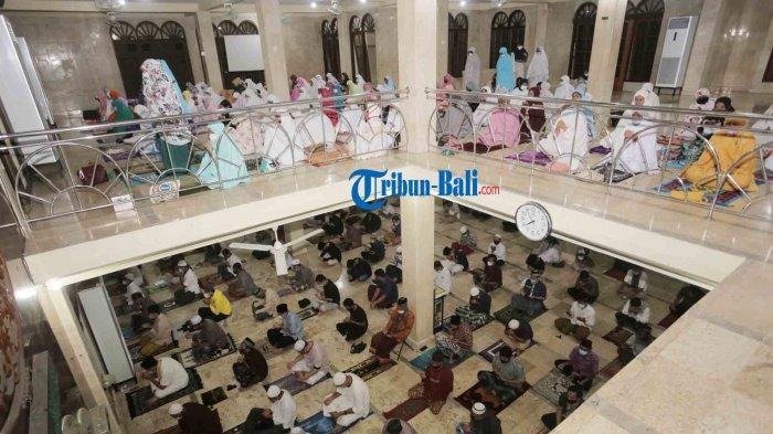 Umat muslim melaksanakan sholat Tarawih pertama pada Bulan Ramadhan 1442 H di Masjid At-Taqwa Polda Bali, Denpasar, Selasa 12 April 2021. Pemerintah melalui kementerian Koordinator Bidang Pembangunan Manusia dan Kebudayaan memperbolehkan menggelar sholat Tarawih pada bulan Ramadan dengan menerapkan protokol kesehatan.