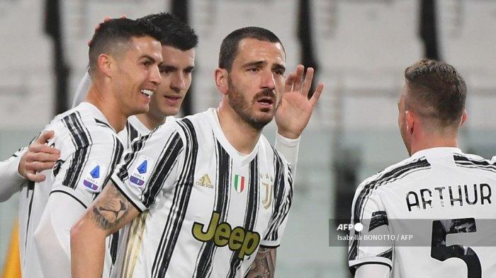 Siaran Langsung RCTI dan Jadwal Liga Italia: Hellas Verona vs Juventus, Pirlo Ungkap Kondisi Dybala. Penyerang Portugal Juventus Cristiano Ronaldo (kiri) merayakan dengan penyerang Spanyol Juventus Alvaro Morata (Belakang) dan bek Italia Juventus Leonardo Bonucci setelah membuka skor selama pertandingan sepak bola Serie A Italia Juventus vs AS Roma pada 6 Februari 2021 di Juventus stadion di Turin.
