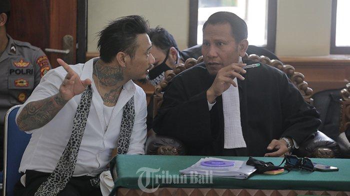 I Gede Ari Astina alias Jerinx kembali menjalani sidang kasus dugaan ujaran kebencian 'IDI Kacung WHO' di Pengadilan Negeri Denpasar, Selasa (17/11/2020). Kali ini, Jerinx menjalani sidang dengan agenda duplik.