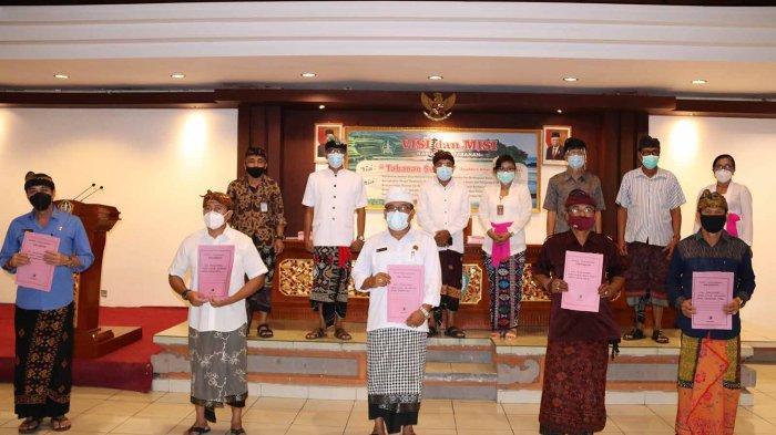 Dinas Kebudayaan Tabanan saat menyerahkan SK Penetapan Cagar Budaya di Ruang Rapat Lantai III Kantor Bupati Tabanan, Rabu 10 Pebruari 2021.