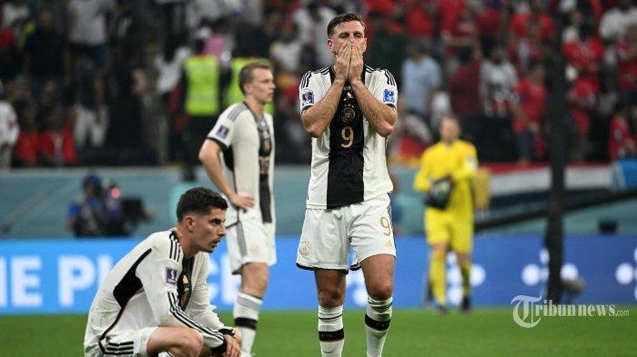 Para pemain Jerman berdiri di atas lapangan pada akhir pertandingan sepak bola Grup E Piala Dunia 2022 Qatar antara Kosta Rika dan Jerman di Stadion Al-Bayt di Al Khor, utara Doha pada 1 Desember 2022. (Ina Fassbender / AFP )