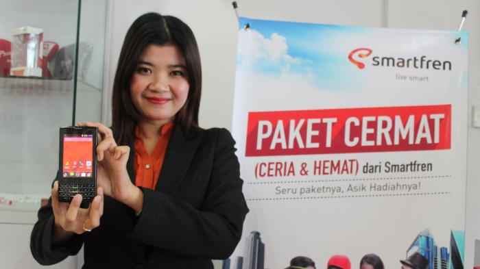PRODUK BARU - Sales Promotor Smartfren, Diana Kristyanti, menunjukkan telepon pintar produk Smartfren yang hadir di Bali awal September ini