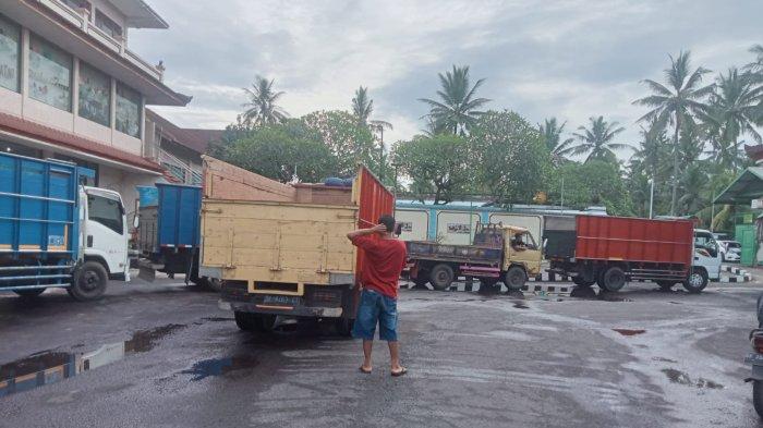 Suasana antrian kendaraan truk mencari solar, di salah satu SPBU wilayah Kecamatan Negara, Kabupaten Jembrana, Senin 5 Desember 2022.