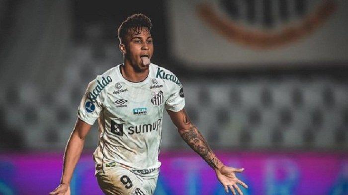 Sosok pemain muda bertalenta Kaio Jorge diperebutkan oleh Juventus dan AC Milan.
