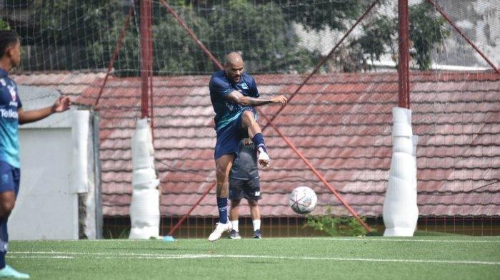 Striker baru Persib Bandung David da Silva terlihat melepaskan sepakan keras pada gelar latihan perdana bersama skuat Maung Bandung, Selasa 28 Desember 2021.