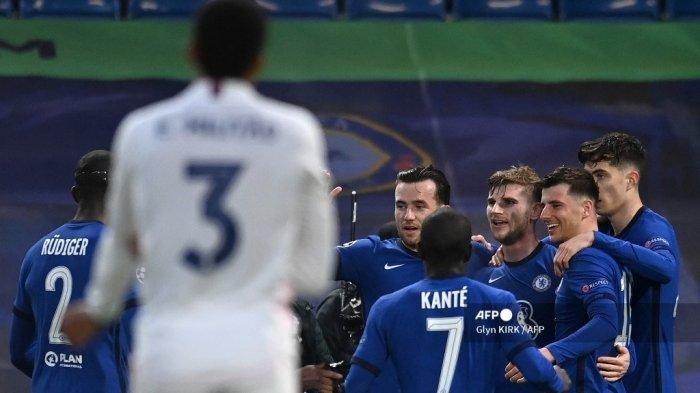 Striker Chelsea asal Jerman Timo Werner (3R) merayakan gol pembuka pada pertandingan leg kedua semifinal Liga Champions UEFA antara Chelsea dan Real Madrid di Stamford Bridge di London pada 5 Mei 2021.