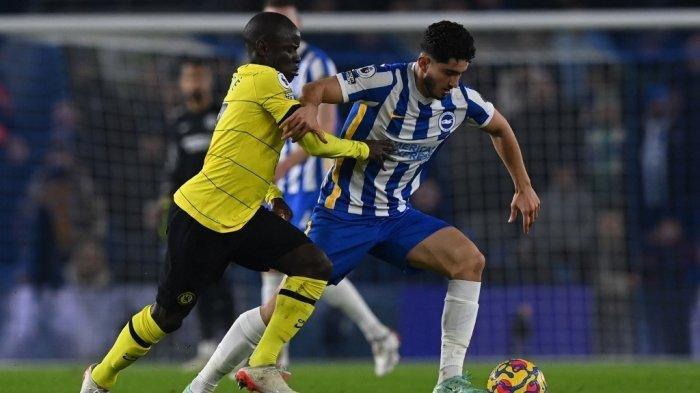 Striker Chelsea Belgia Romelu Lukaku (kiri) bersaing dengan bek Brighton Inggris Dan Burn (kanan) selama pertandingan sepak bola Liga Premier Inggris antara Brighton and Hove Albion dan Chelsea di American Express Community Stadium di Brighton, Inggris selatan pada 18 Januari 2022. Glyn KIRK / AFP