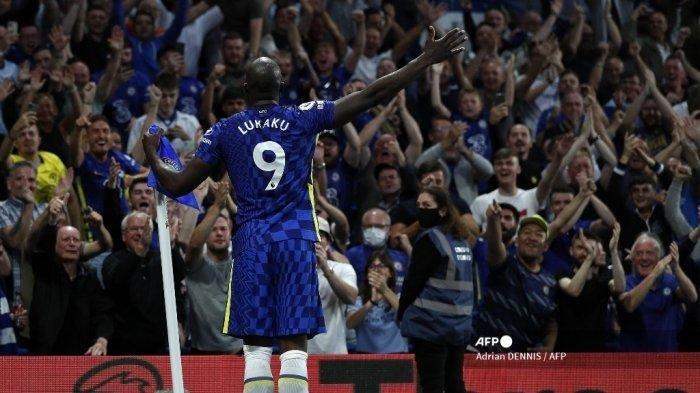 Striker Chelsea Belgia Romelu Lukaku merayakan mencetak gol ketiga timnya selama pertandingan sepak bola Liga Premier Inggris antara Chelsea dan Aston Villa di Stamford Bridge di London pada 11 September 2021. Adrian Dennis - AFP