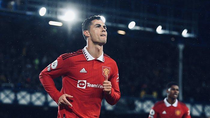 Selebrasi striker Cristiano Ronaldo usai mencetak gol kemenangan di laga Everton vs Manchester United di Goodison Park, Senin 10 Oktober 2022. Gol Cristiano Ronaldo inipula sebagai gol ke-700nya dalam karir pesepakbolanya.