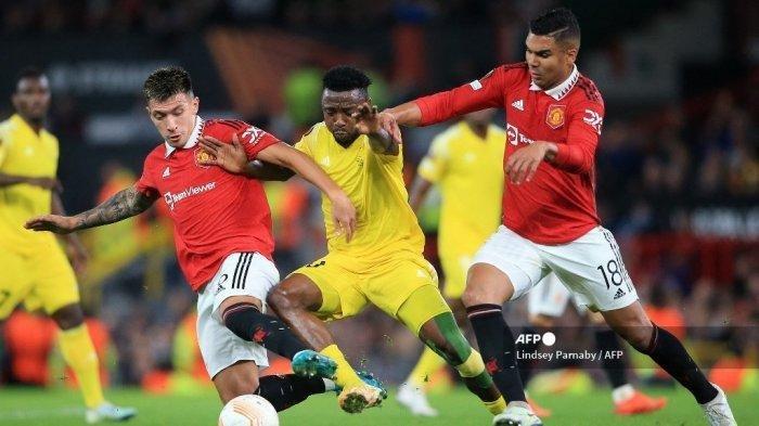 Striker FC Sheriff Nigeria Iyayi Atiemwen bersaing dengan bek Manchester United Argentina Lisandro Martinez (kiri) dan gelandang Manchester United Brazil Casemiro selama pertandingan sepak bola Grup E UEFA Europa League antara Manchester United dan Sheriff Tiraspol, di stadion Old Trafford, di Manchester, utara -Inggris barat, pada 27 Oktober 2022. Lindsey Parnaby / AFP