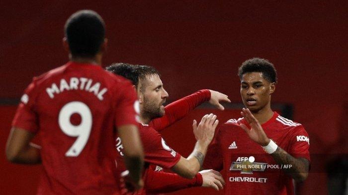 Striker Inggris Manchester United Marcus Rashford (kanan) merayakan gol pembuka selama pertandingan sepak bola Liga Utama Inggris antara Manchester United dan Newcastle di Old Trafford di Manchester, Inggris barat laut, pada 21 Februari 2021. PHIL NOBLE / POOL / AFP