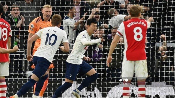 Striker Tottenham Hotspur Korea Selatan Son Heung-Min (tengah) merayakan setelah mencetak gol ketiga mereka selama pertandingan sepak bola Liga Premier Inggris antara Tottenham Hotspur dan Arsenal di Stadion Tottenham Hotspur di London, pada 12 Mei 2022. Glyn KIRK / AFP