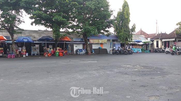 Suasana lengang di Pasar Seni Guwang, Sukawati, Gianyar, Kamis (24/12/2020)
