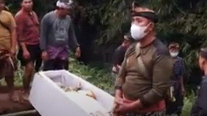 Suasana pemakaman mendiang Ni Wayan Wandani, di Setra Banjar Adat Pacung.