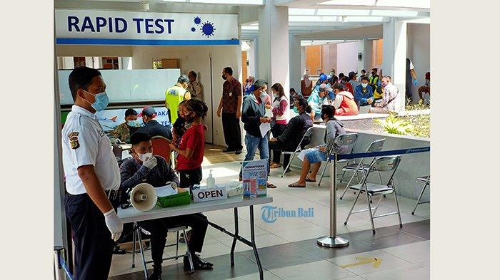 Suasana pengambilan sample untuk Rapid Antigen di Bandara Internasional I Gusti Ngurah Rai Bali Jumat (18/12/2020)