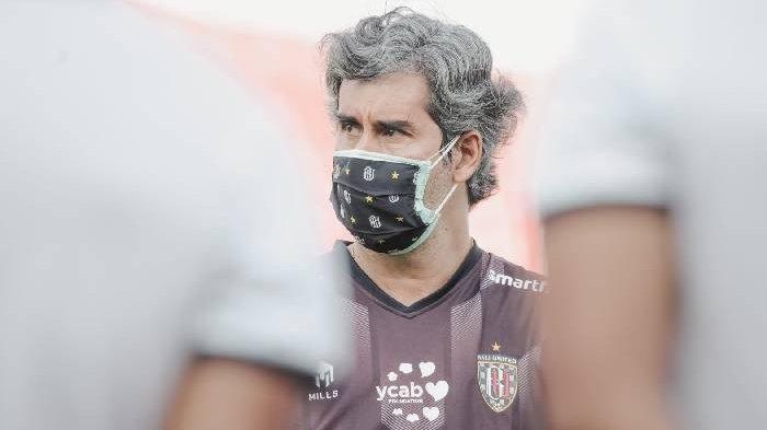 Konsentrasi menjadi hal wajib yang ditekankan Pelatih Bali United, Stefano Cugurra alias Coach Teco.
Khususnya dalam pertandingan Bali United vs RANS Nusantara FC, di Stadion Kapten I Wayan Dipta Gianyar Bali, pada Kamis 4 Agustus 2022 besok.
Setelah menelan kekalahan melawan PSM Makassar pada pekan ke-2, Coach Teco tak ingin larut dalam kesalahan itu.
Jelang laga pekan ketiga Liga 1 Indonesia 2022-2023 ini, komunikasi antar lini juga ditekankan.
“Penekanan lebih ke konsentrasi waktu, kami tidak salah di belakang pasti kami tidak kebobolan, waktu kami salah, lawan punya kualtas bisa cetak gol.
Jadi konsentrasi sangat penting,” kata Coach Teco, dalam pre match press conference di Hotel Grand Livio, Kuta, Badung, Bali, pada Rabu 3 Agustus 2022.
