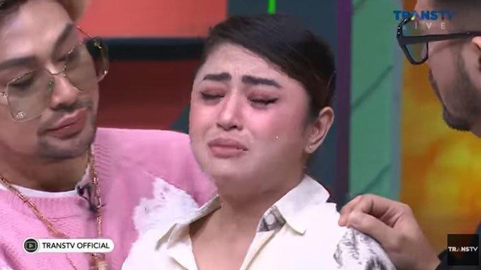 Tangis Dewi Perssik ceritakan susahnya bertahan 5 tahun dengan Angga Wijaya.