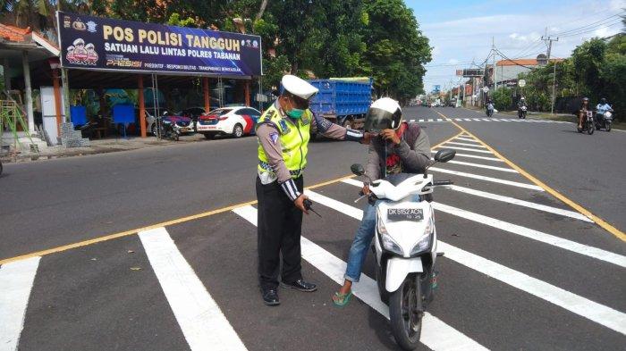 Selama dalam Operasi Patuh Agung 2022 yang dilakukan oleh Satlantas Polres Tabanan.
Teguran telah diberikan kepada sekitar 200-an kepada para pengendara dengan sandal jepit.
Penindakan ini dilakukan, selama dalam Operasi Patuh Agung 2022, mulai 13 hingga 26 Juni 2022 kemarin.
Yang digelar di Jalan Bypass Ir. Soekarno, hingga ke kawasan Jalan Denpasar-Gilimanuk di Kecamatan Selemadeg Barat, Kabupaten Tabanan.