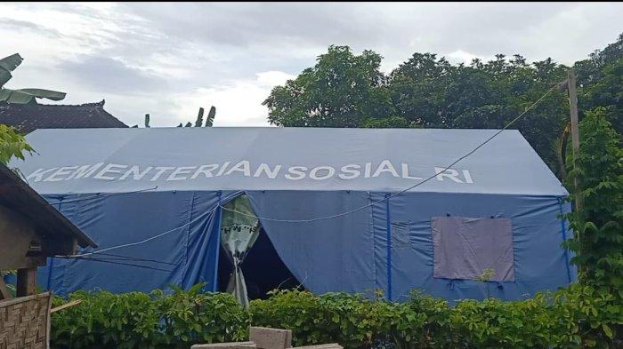 Sebuah tenda darurat Kementerian Sosial berwarna biru, tampak masih berdiri di lahan kosong milik warga di Banjar Tegal Asih, Desa Batuagung, Kecamatan Jembrana, Minggu 11 Desember 2022.